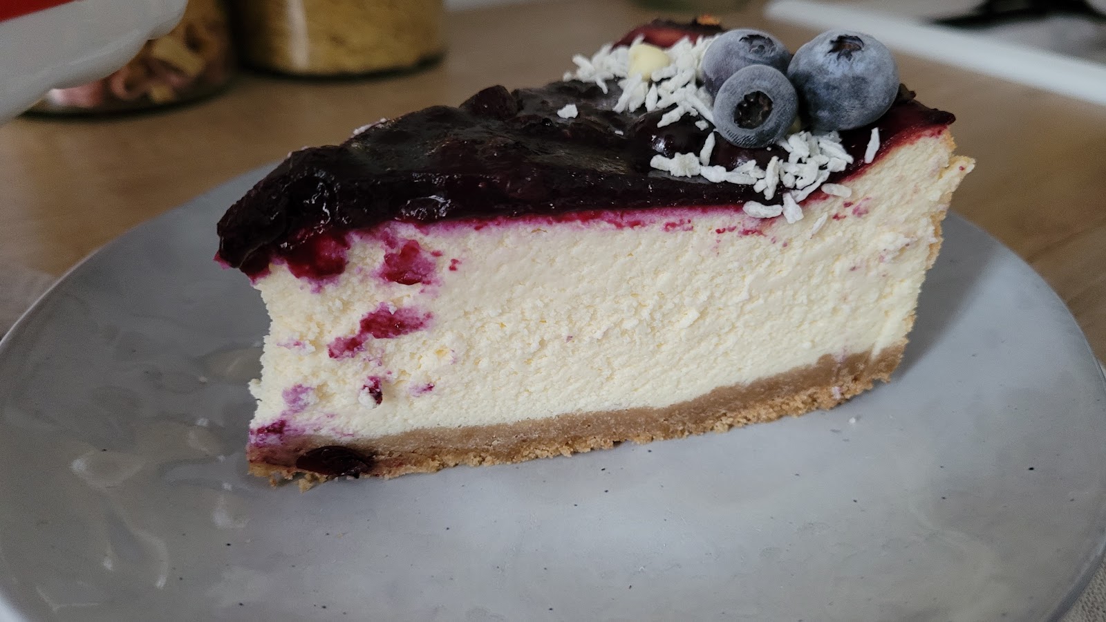Puszysty sernik z borówkową frużeliną