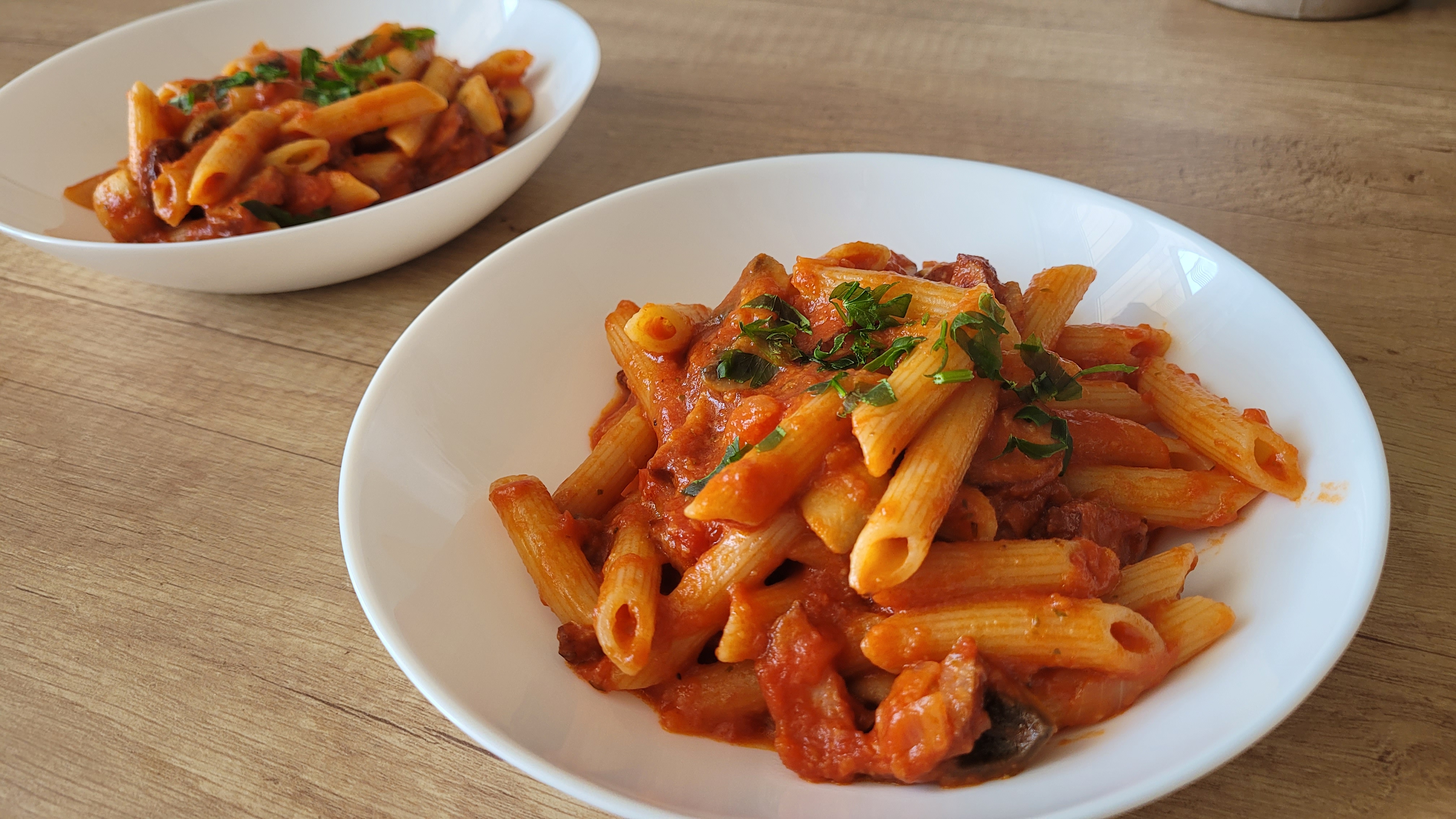 Makaron w sosie pomidorowym z kiełbasą