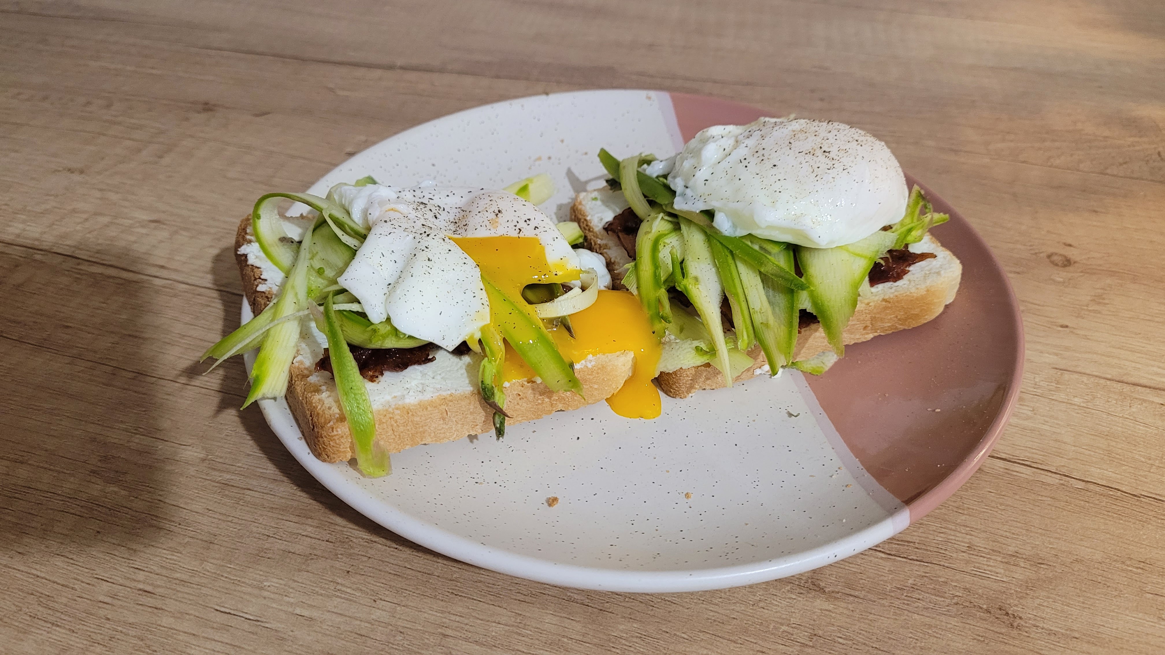 Grzanki ze świeżymi szparagami