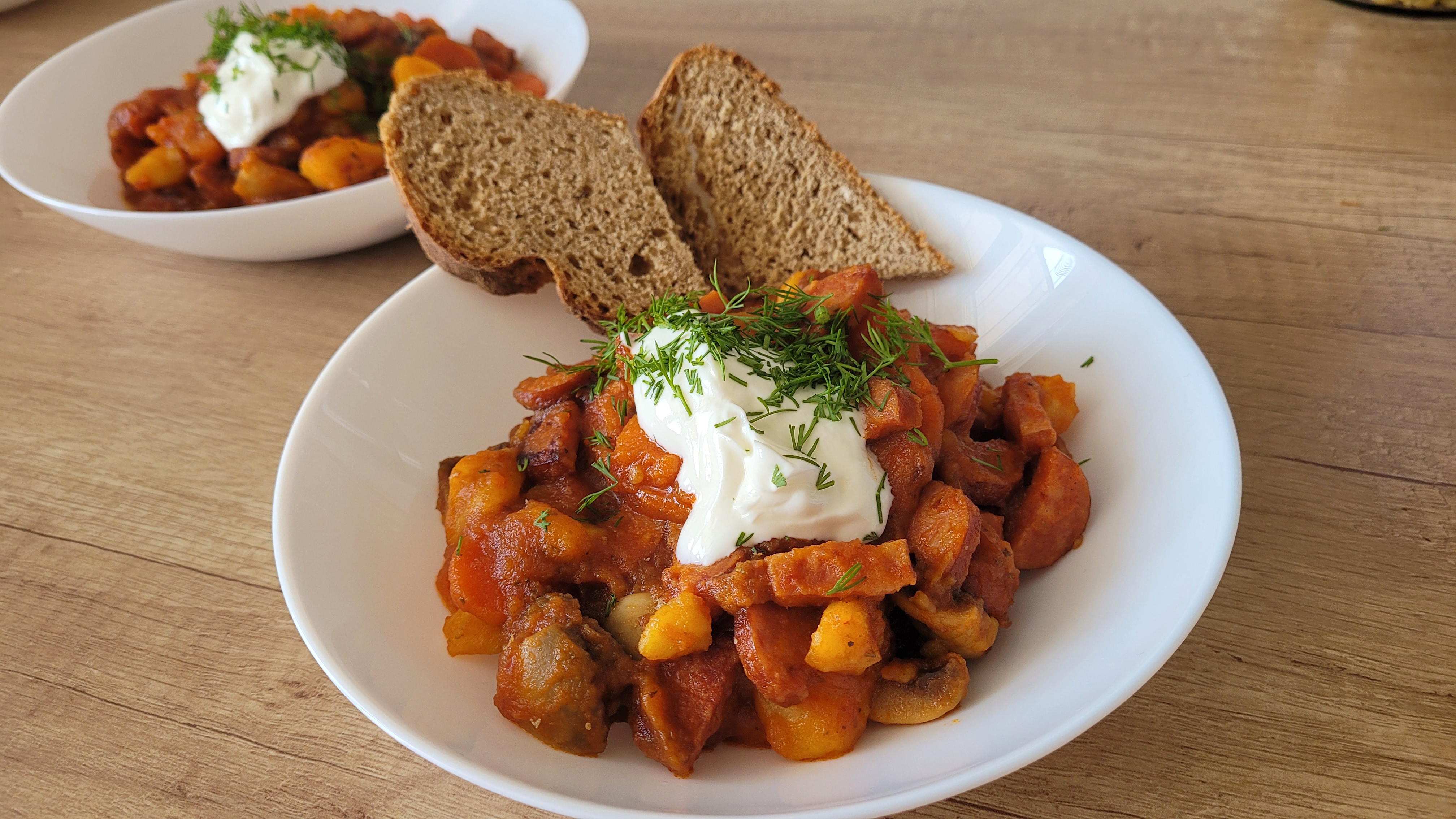 Chłopski garnek z ziemniakami i kiełbasą