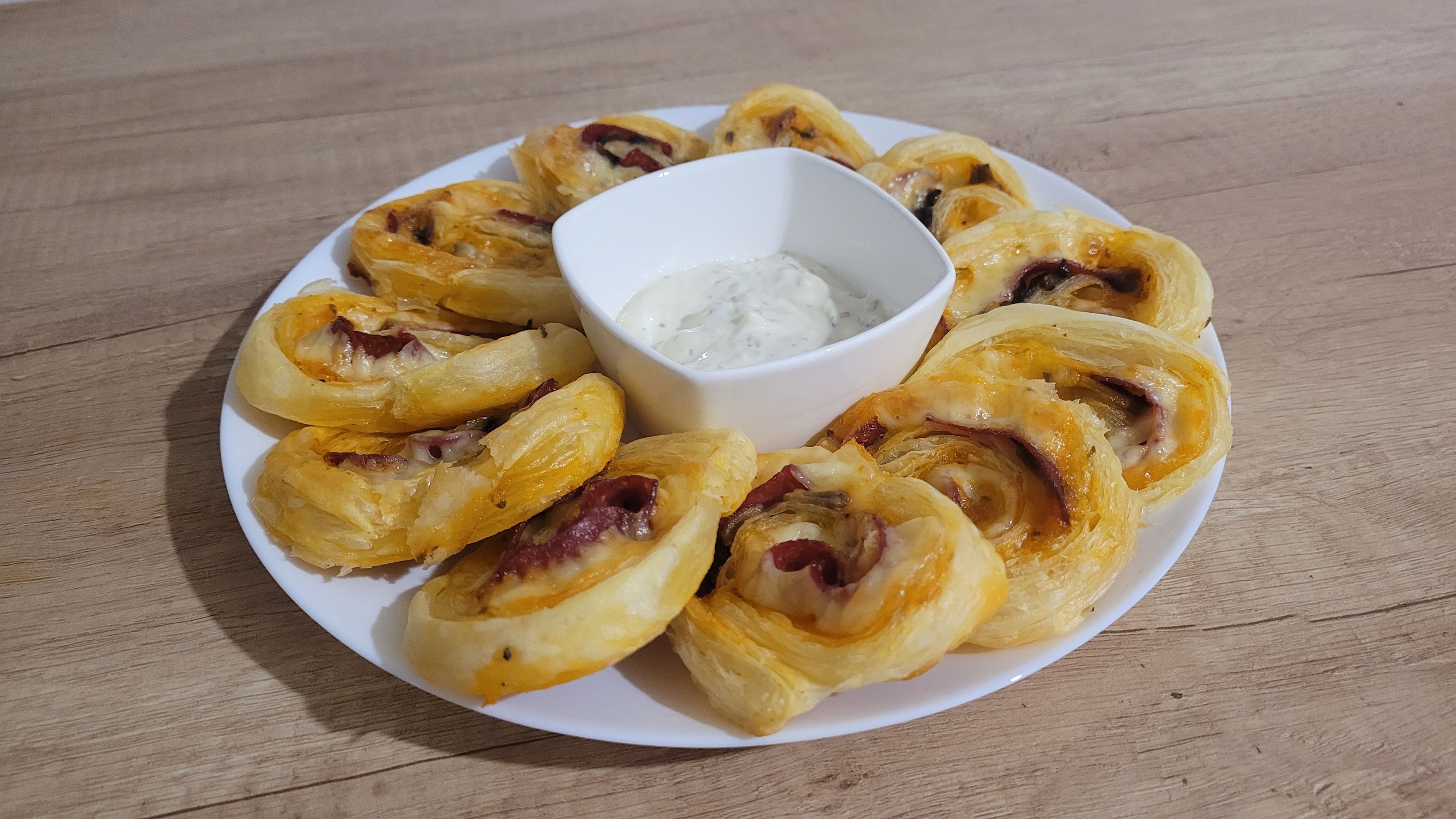 Zawijane mini pizze z ciasta francuskiego