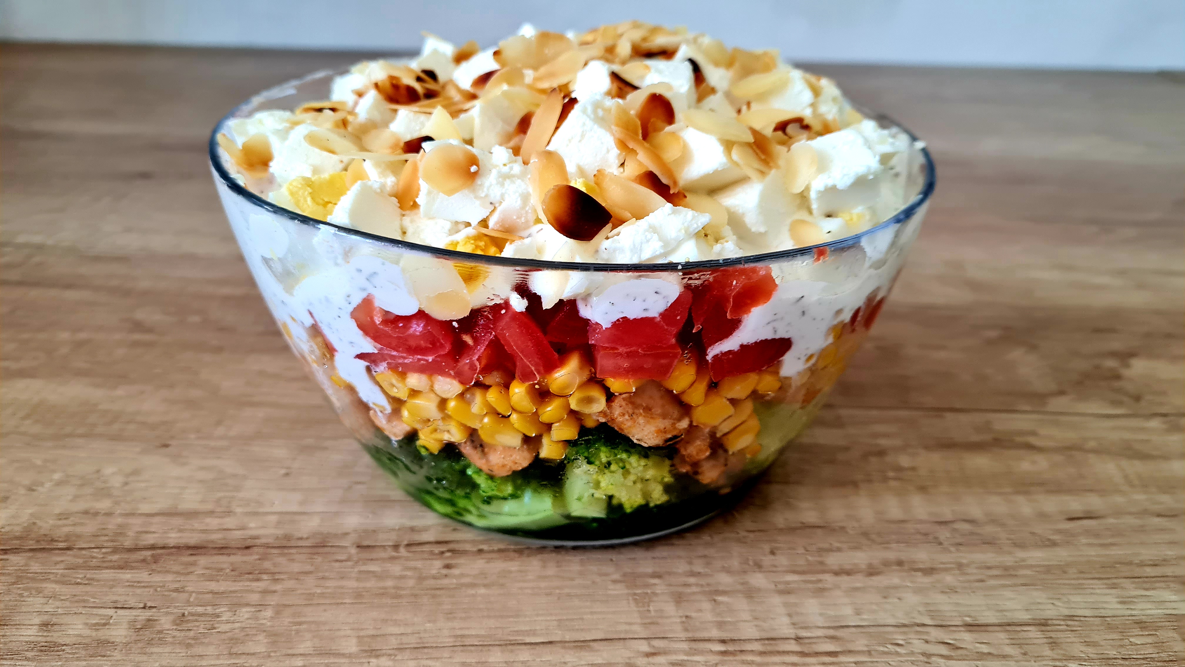 Warstwowa sałatka z brokułem i fetą