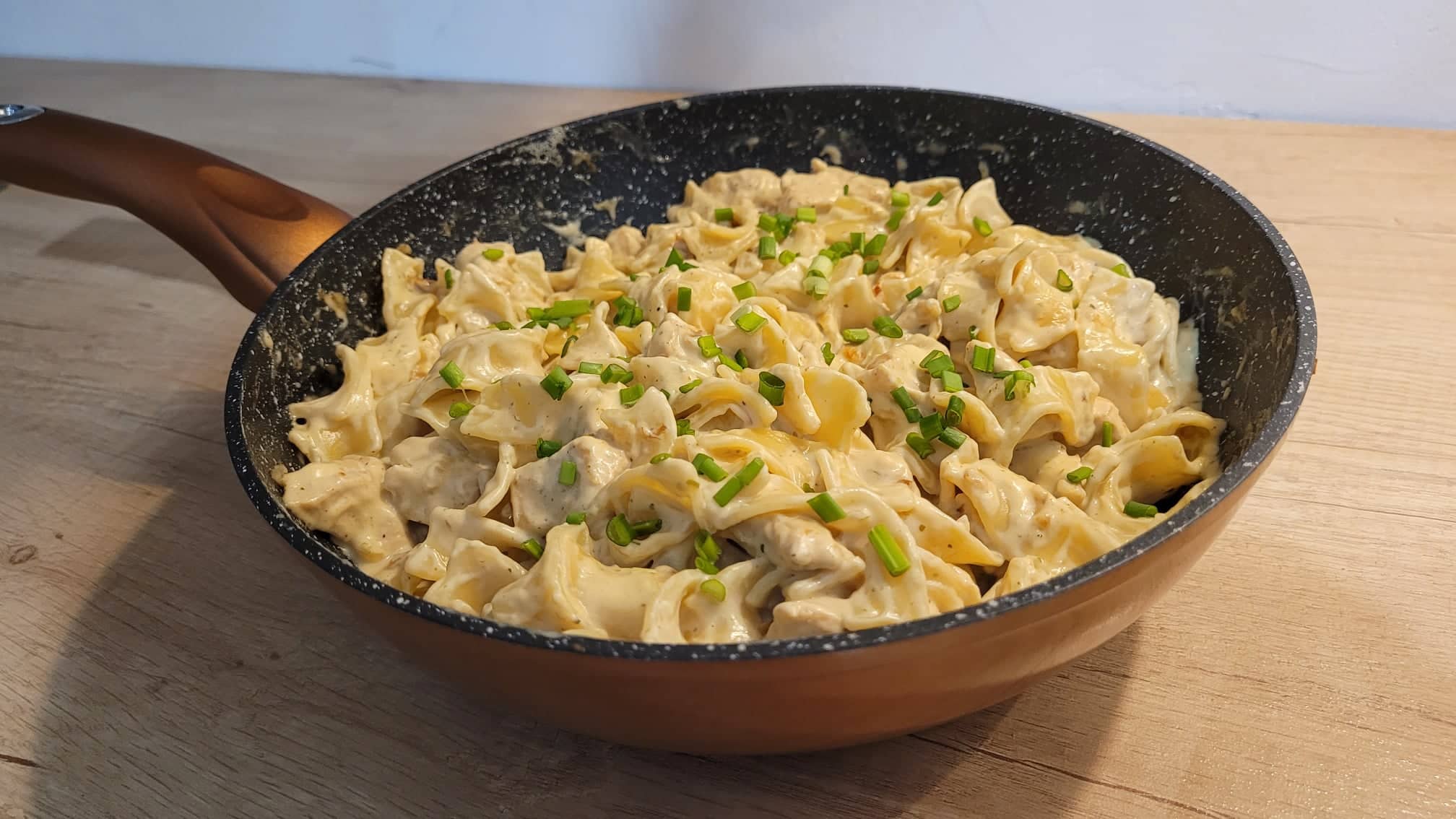 Tagliatelle z kurczakiem w sosie śmietankowo- ziołowym