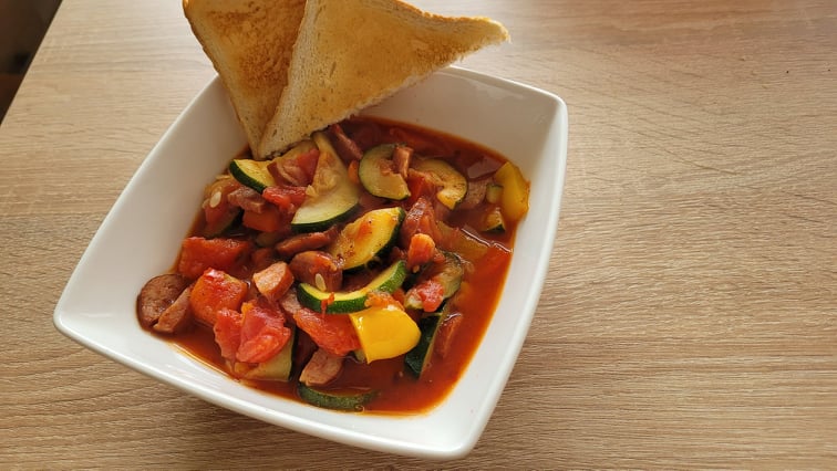 Leczo z kiełbasą i cukinią