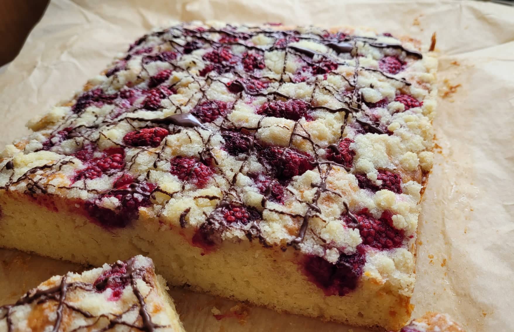 Szybkie ciasto jogurtowe z malinami