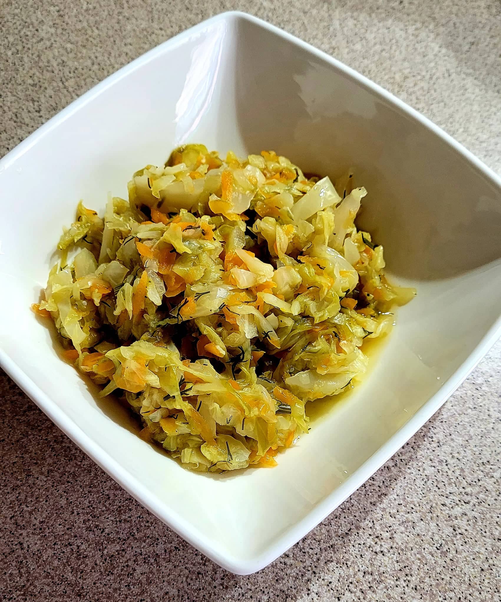 Młoda kapusta z koperkiem