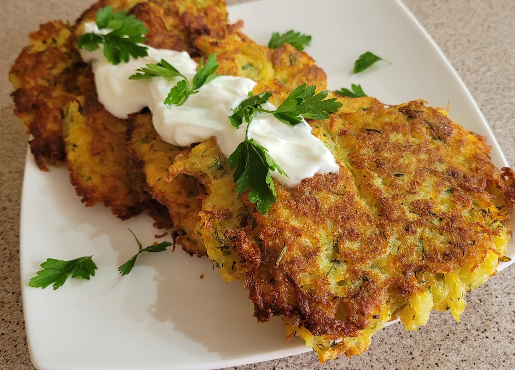 Placuszki ziemniaczane z cukinią i koprem