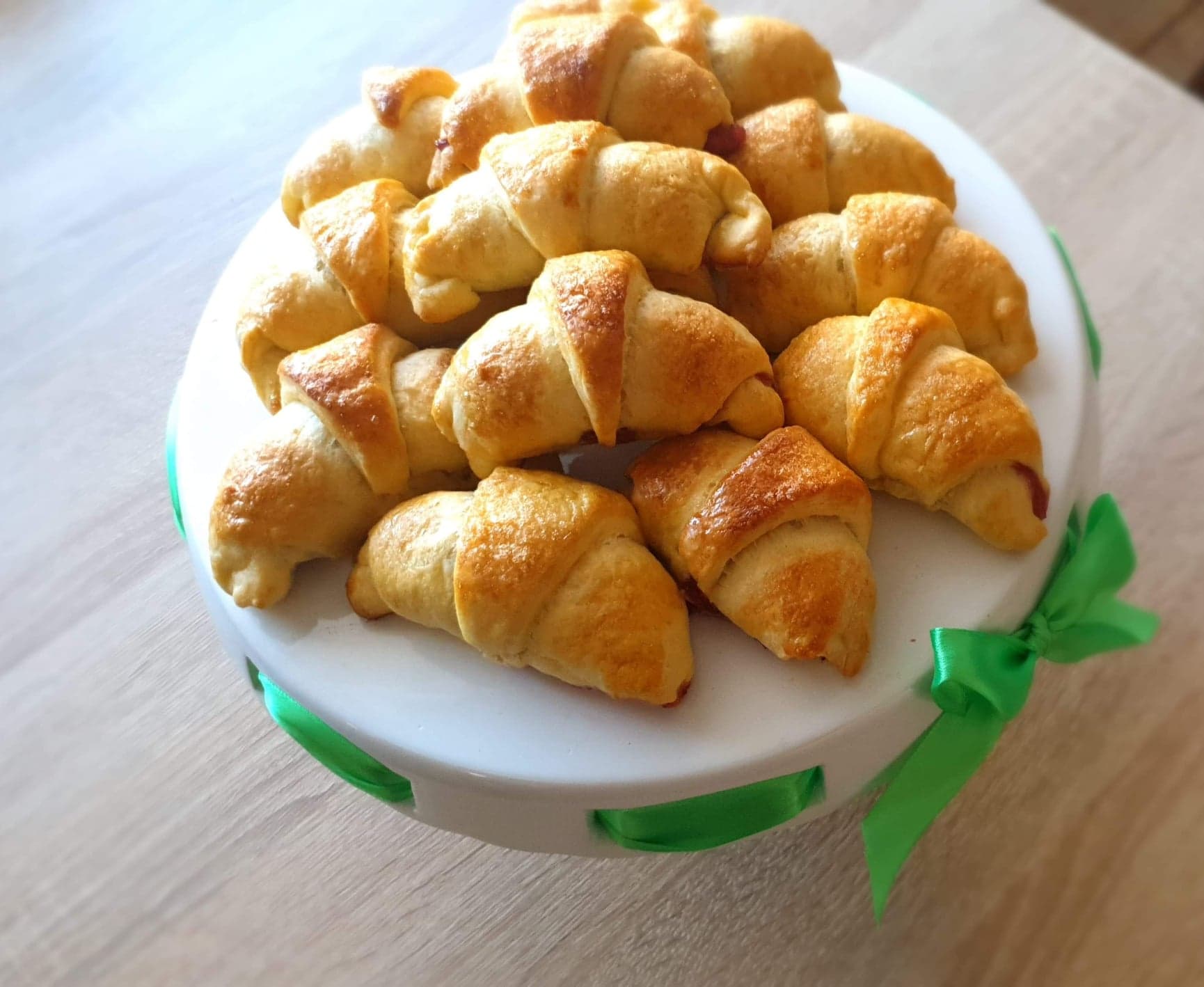 Rogaliki krucho- drożdżowe z konfiturą wiśniową