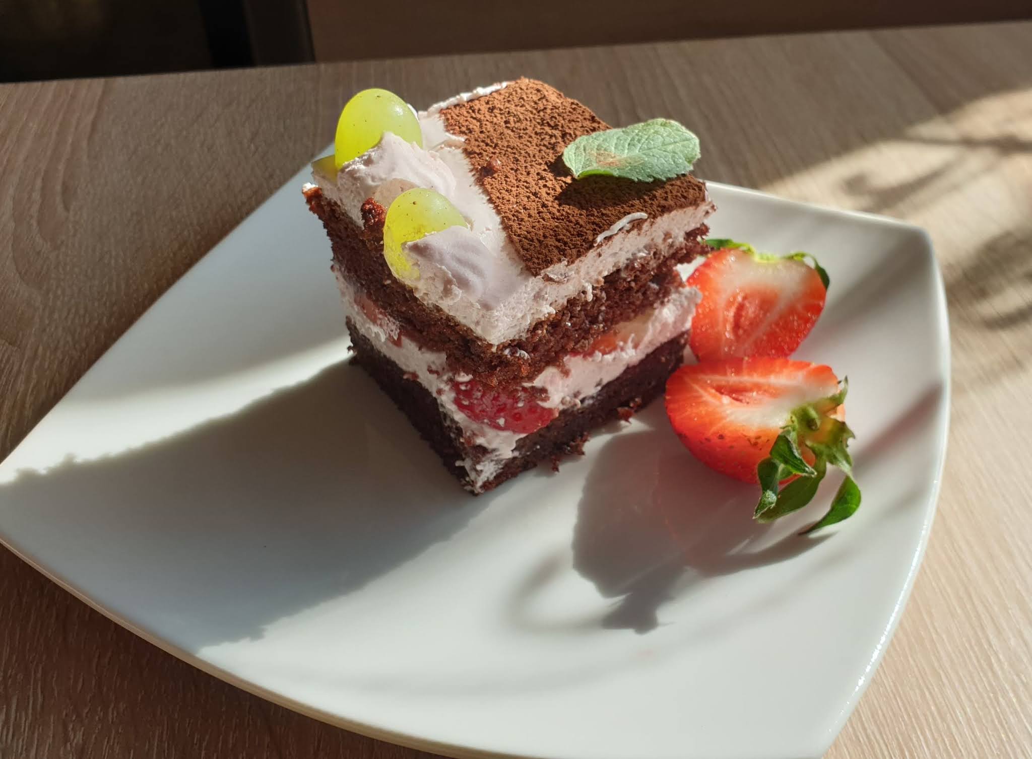 Ciasto czekoladowe z kremem truskawkowym