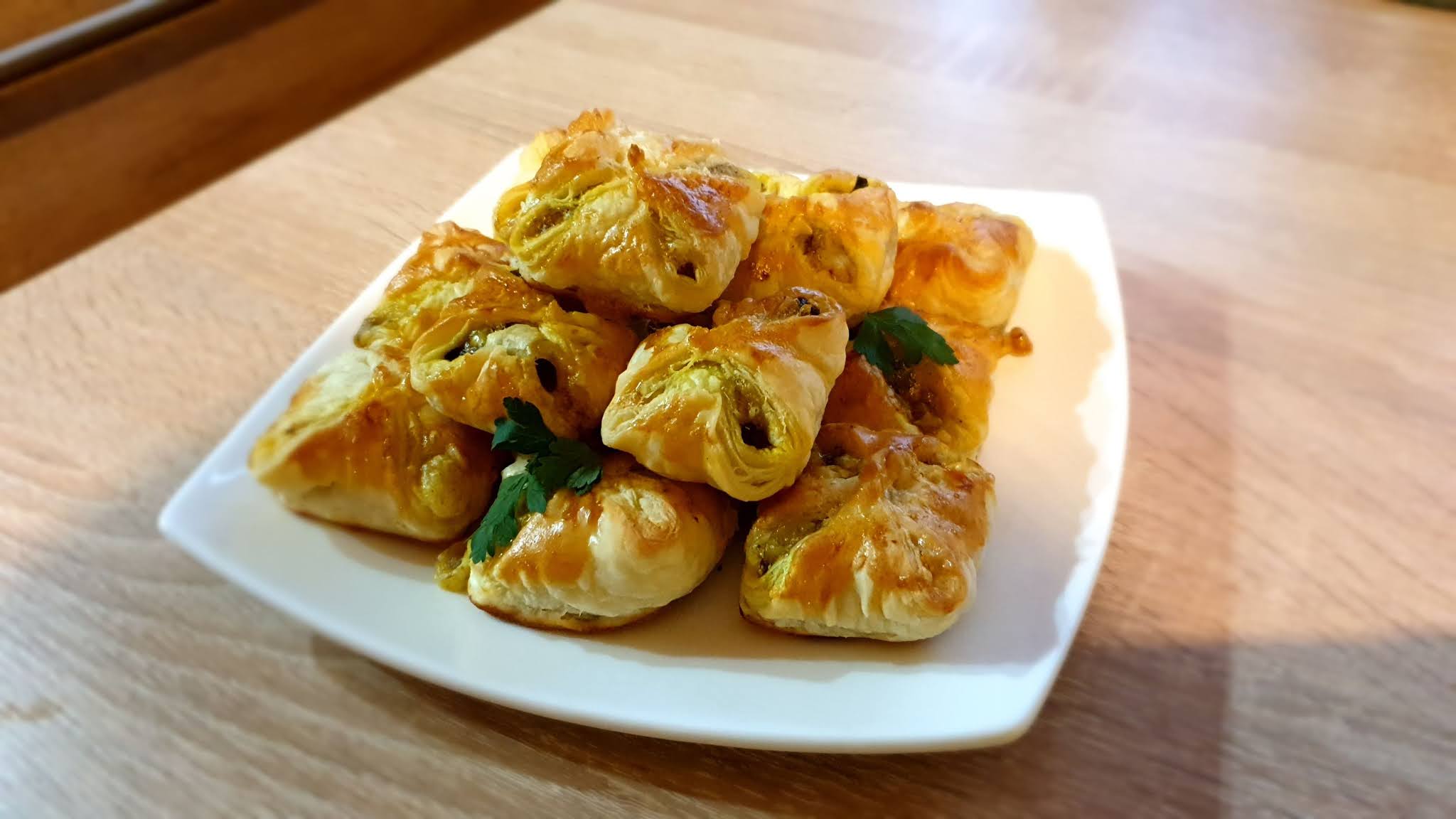 Mini sakiewki z ciasta francuskiego z pieczarkami