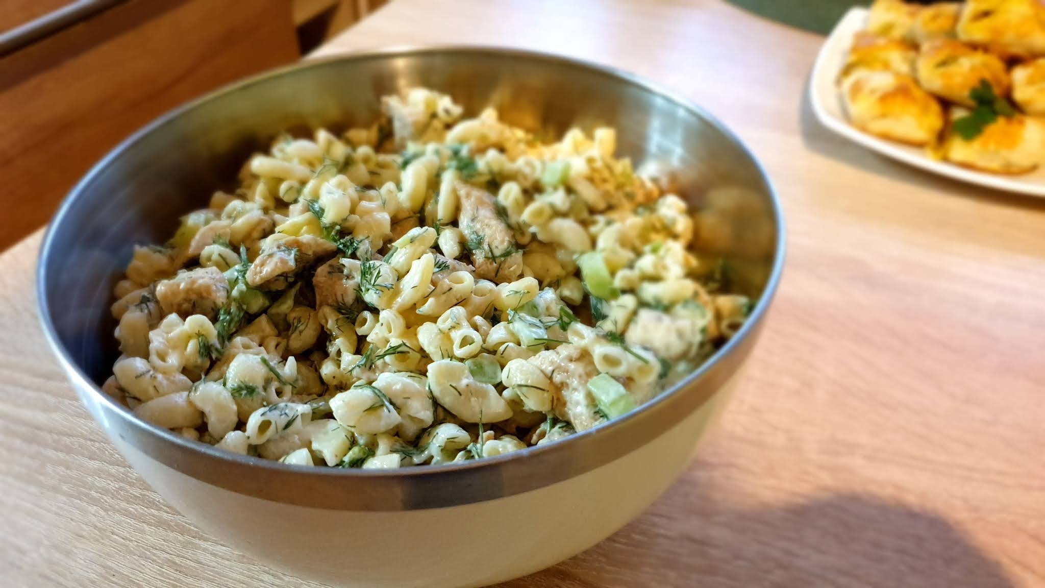 Szybka sałatka z makaronem i kurczakiem