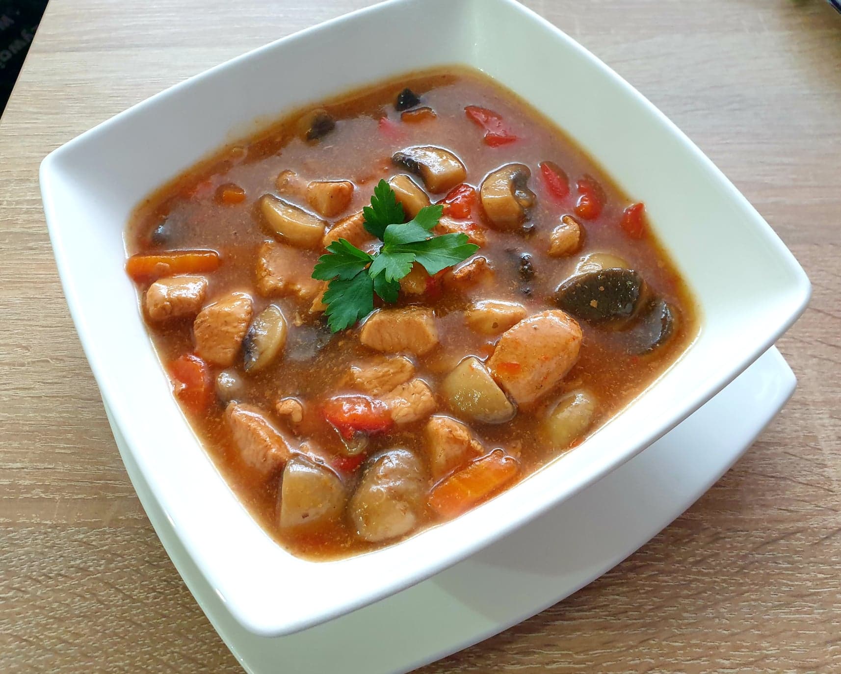 Gulasz z kurczaka z papryką i pieczarkami