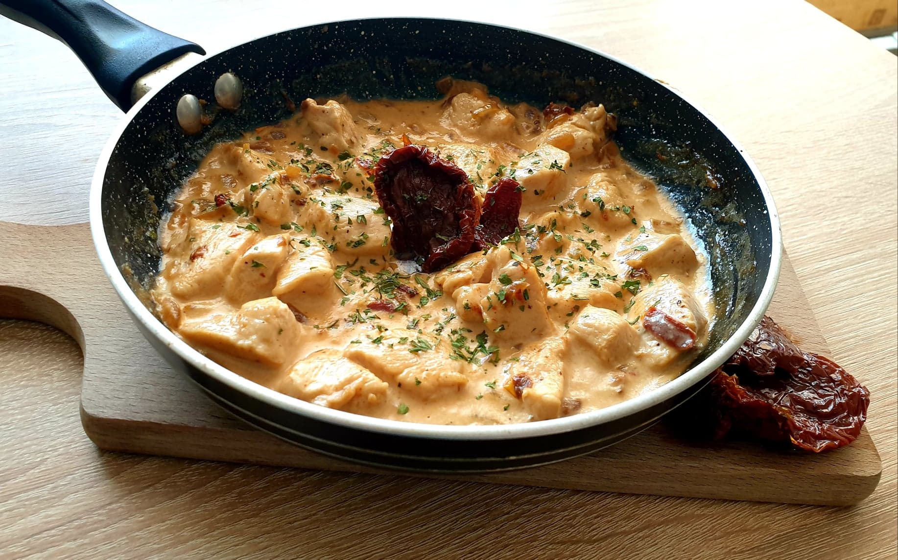 Kurczak w sosie z suszonymi pomidorami