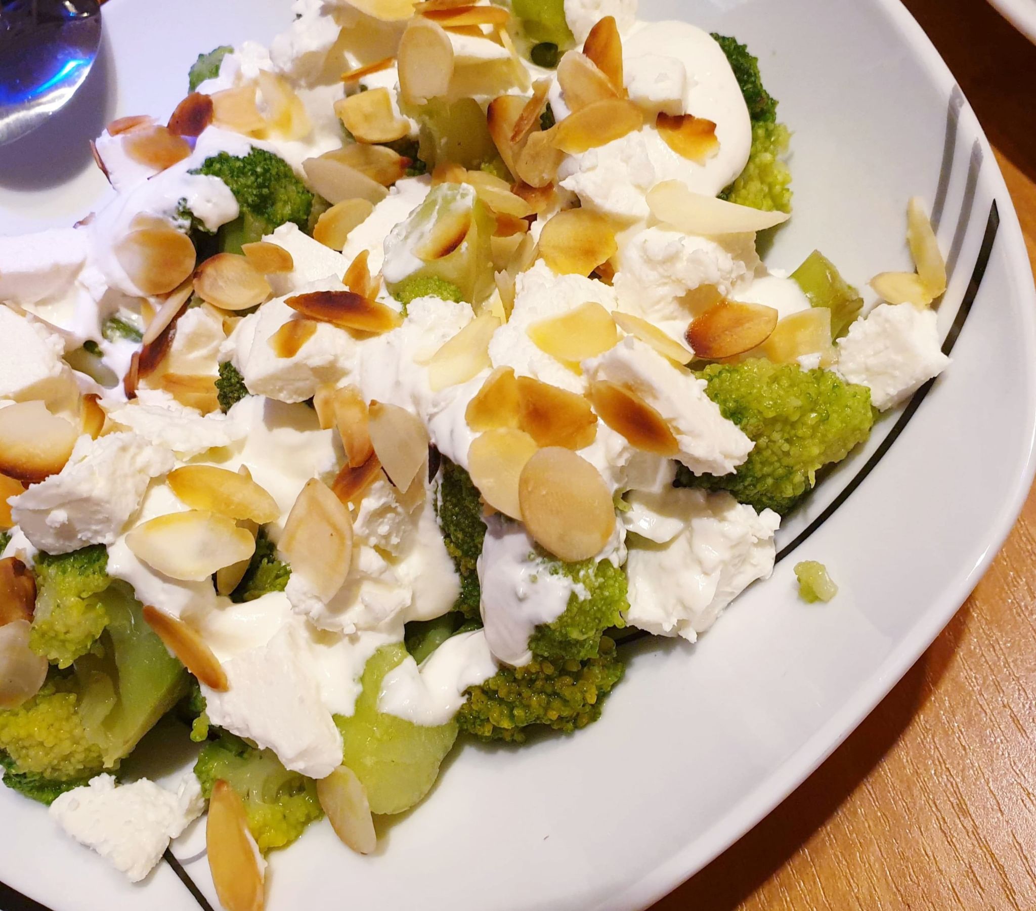 Brokuły z sosem czosnkowym i migdałami