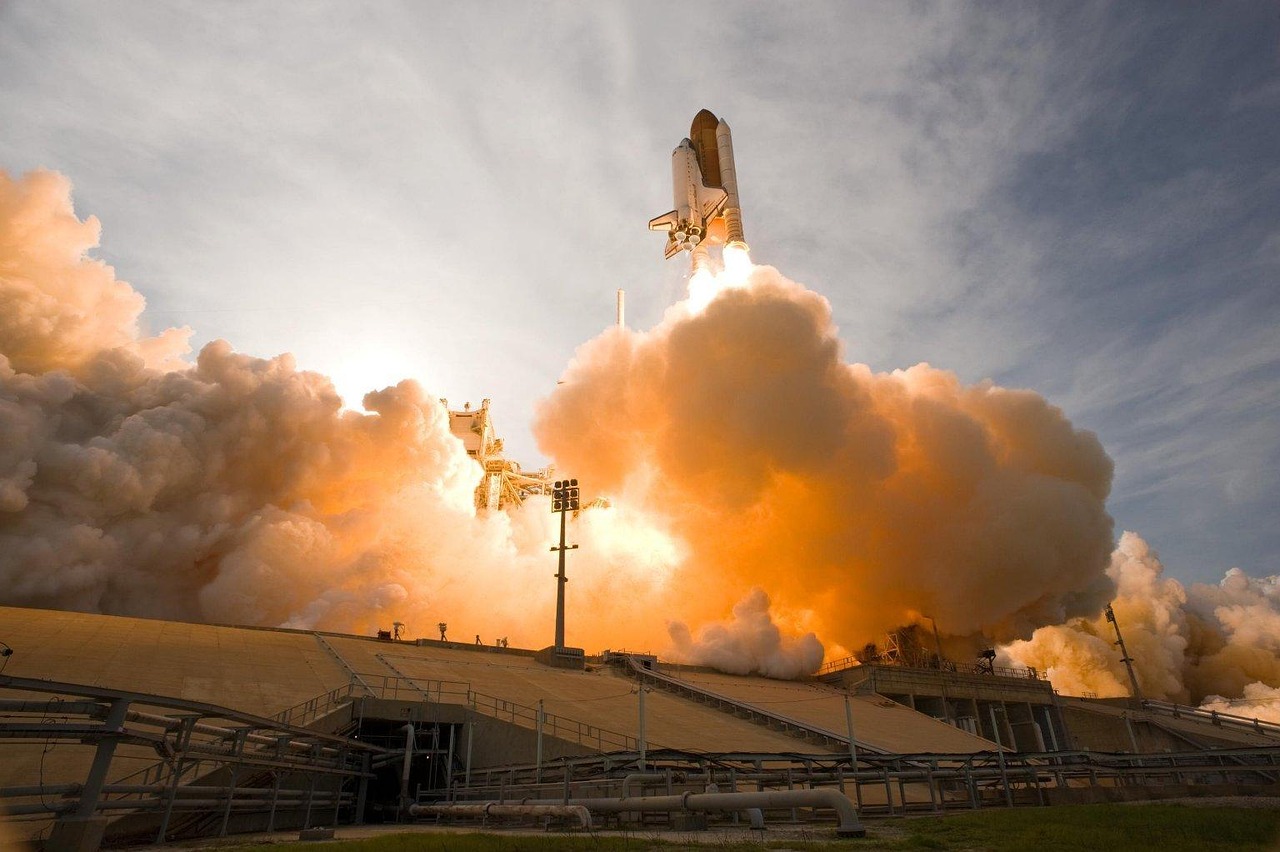 SpaceX z powodzeniem wystrzelił 24 satelity Amazon Kuiper – kolejny krok w kosmicznej rywalizacji o globalny internet satelitarny