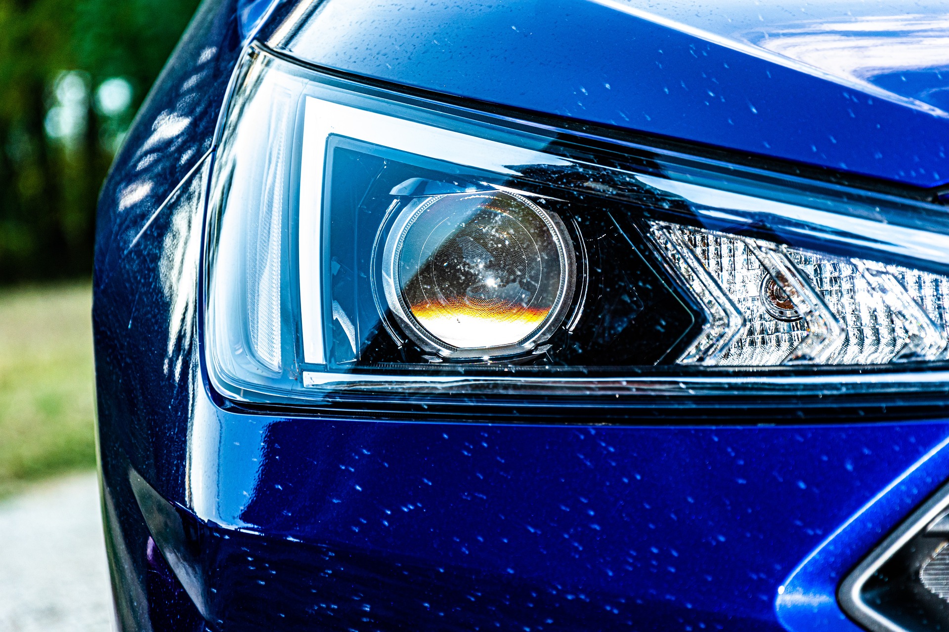 Xenon, Bi-xenon, LED i Halogen: które światła naprawdę robią różnicę na drodze?