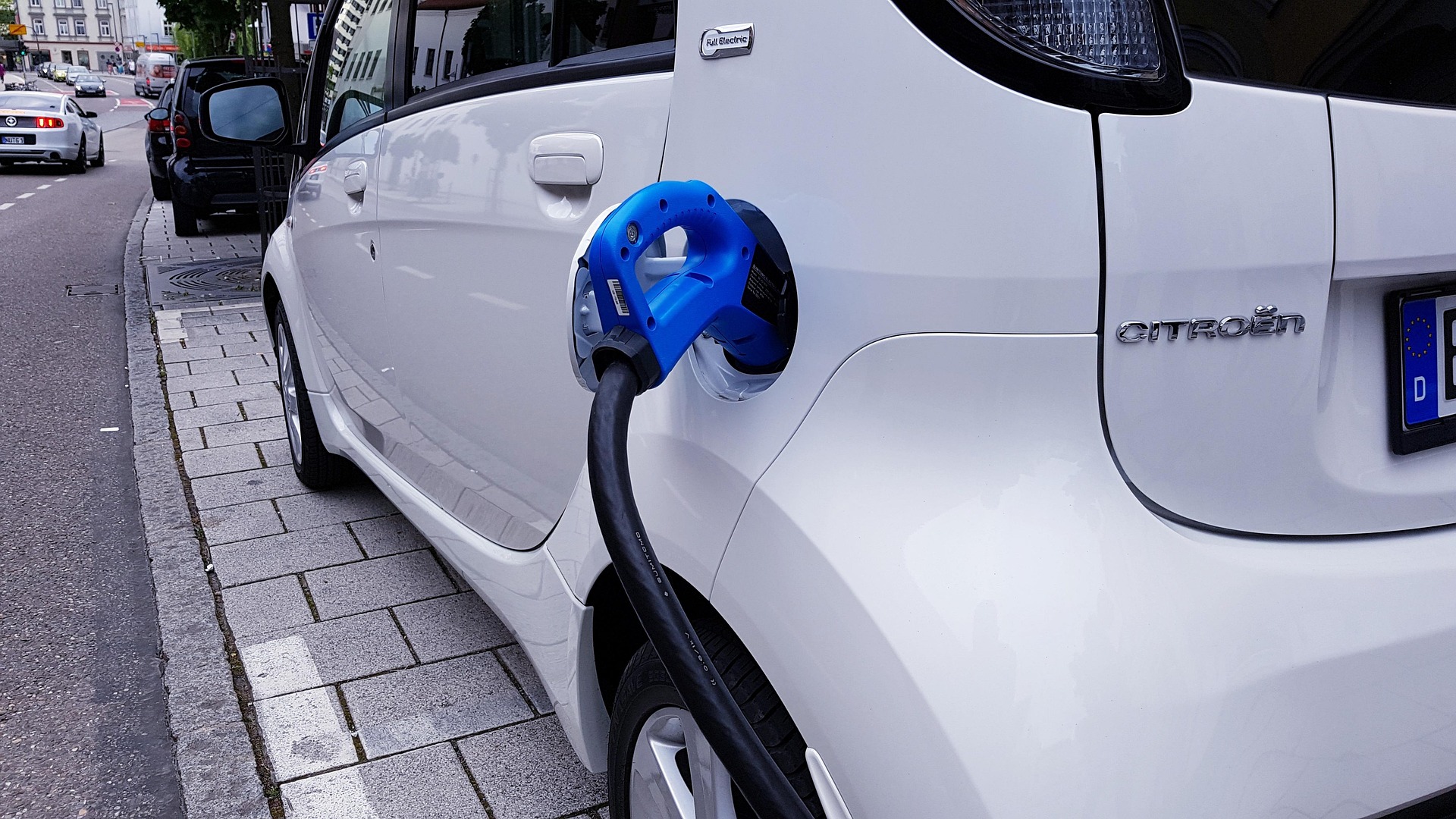Elektromobilność po polsku — praktyczne spojrzenie zza kierownicy